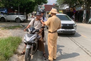 交警10月18日中午在河内安庆乡对驾驶者检测酒精浓度。 