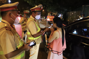 交警在检测驾驶者的酒精浓度。 