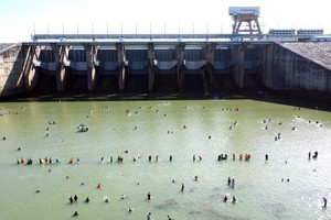 治安水坝停止泄洪，民众争相捕鱼。