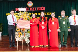 胡志明市越南祖国阵线委员会民族与宗教处主任石宜春向棋盘坊赠送社会民生辅助金。 