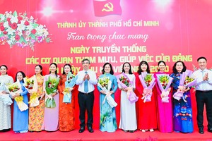 阮福禄主席与邓明通副书记向市委各襄理参谋机关女干部领导赠送鲜花祝贺。 