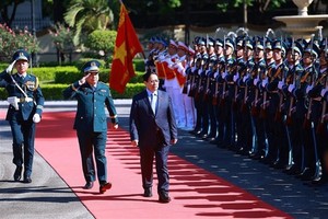 欢迎范明政总理出席纪念仪式。图自越通社 