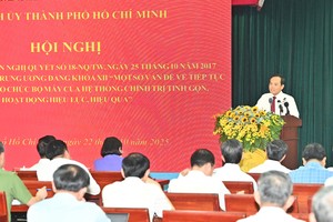 市委书记陈留光在会议上致辞。 