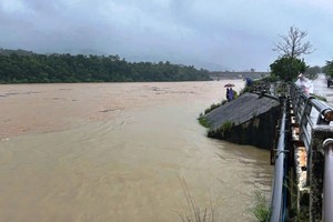 由于持续强降雨，中部地区河流水位快速上涨。 