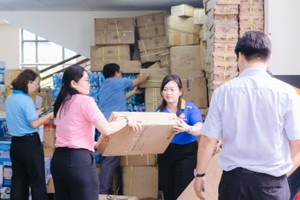 从胡志明市越南祖国阵线委员会仓库运出货物。 