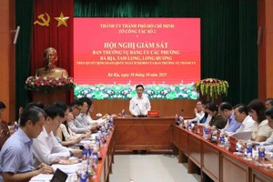  胡志明市市委副书记邓明通与巴地、隆香、三隆坊党委常务处举行会议。 