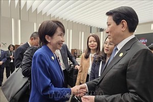 越南国家主席梁强与日本首相高市早苗会晤。