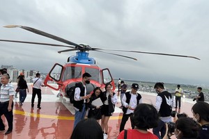 胡志明市直升机观赏旅程在试行阶段就吸引游客的关注。 