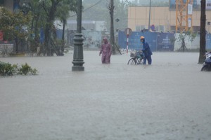 持续强降雨导致多条路段严重受淹。图自越通社