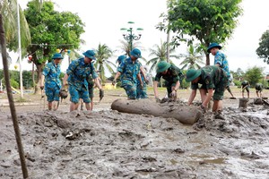 防空空军军种所属375号防空师干部、战士参加克服台风洪涝后果。 