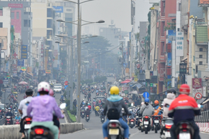  低层雾霭和高层云朵使胡志明市今晨一片迷蒙 。 