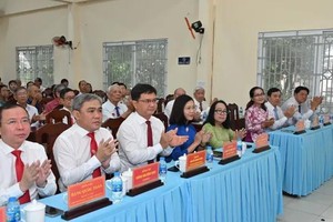 胡志明市领导向党员颁授党龄纪念章 