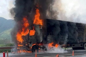 牵引车在高速公路上突然起火 