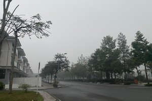 最近两三天，河内持续降雨，天空阴沉，雾气弥漫。 