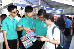  “人力资源与招聘方对接”活动吸引许多年轻人参加。 