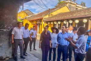 岘港市领导听取会安世界文化遗产保护中心代表汇报遗产受损情况。 