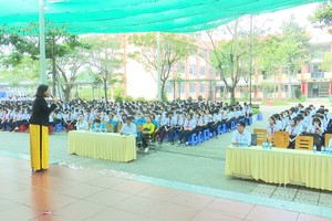 在阮太平初中学校的宣传活动现场。 