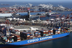 2025年4月3日，在加州长滩港（Port of Long Beach），一艘中远海运（Cosco）的货柜船装载着货物。