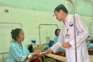 广治省全科医院慰问勉励病人。 