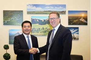 越南工商部部长阮鸿延会见了美国内布拉斯加州共和党众议员、美国国会贸易小组主席、美国国会农业代表阿德里安·史密斯。图自越通社 