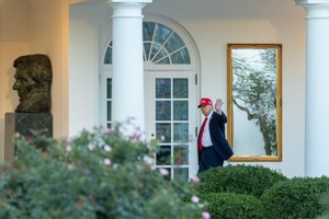 10月5日，在美国首都华盛顿，美国总统特朗普返回白宫。图源：新华社