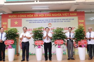 会上，本市领导向各街区赠送幸福绿树。 