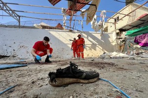 11月19日，救援人员在黎巴嫩西南部沿海城市赛达附近的遇袭巴勒斯坦难民营工作。