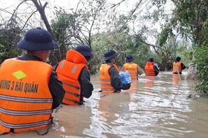 职能力量向嘉莱省归仁北坊第二区域第八组居民运送粮食与饮用水。 