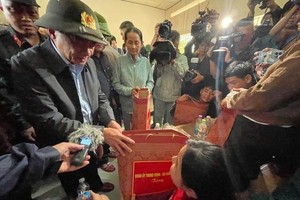 党中央政治局委员、党中央书记处常务书记陈锦秀向民众交予援助礼物。 