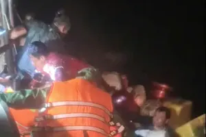 遇险渔民已获救并安全登船。 