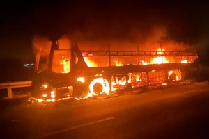 卧铺客车在胡志明市-忠良高速公路上猛烈起火。 