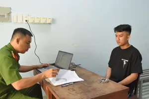 公安正在对嫌疑犯阮仲信进行调查。 