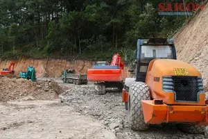 金合欢岭正在开辟临时绕行路线，预计将于11月30日通车。 