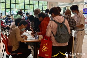 社会各界捐款捐物帮助香港大埔宏福苑灾民。