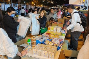 社会各界捐款捐物帮助香港大埔火灾受灾居民