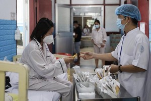  在胡志明市热带病医院接受登革热治疗。