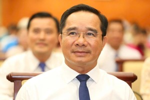 胡志明市人委会主席阮文得直接指导环市四路项目。 