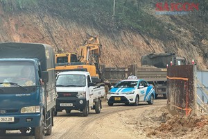  金合欢岭发生严重滑坡10个多小时后，车辆允许通行。 