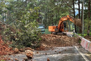 帕簾岭发生严重山体滑坡 禁止所有车辆通行 