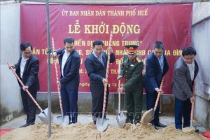 顺化市领导为民众重建并修葺房屋的动工仪式。 