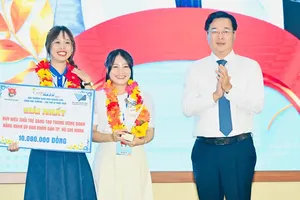 胡志明市市委常务副书记黎国峰向作者团队颁发一等奖。 