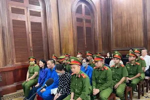 各被告在法庭上。 