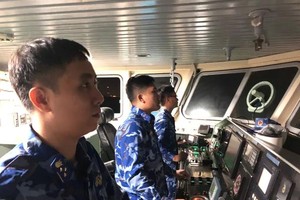 海警干部、战士努力搜寻失踪渔民。 