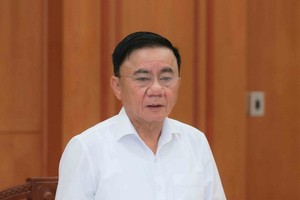 党中央书记处常务书记陈锦秀。