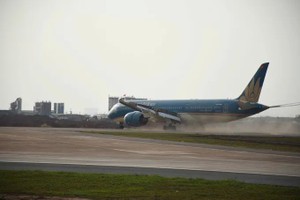 波音787飞机在隆城机场降落。 