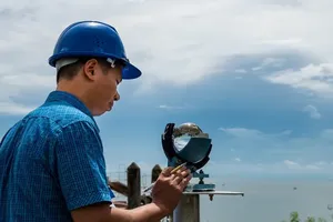  在海防酉屿气象水文站进行气象观测。 