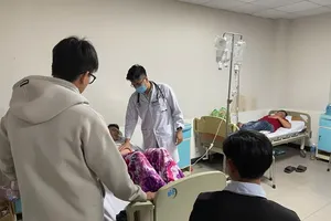 中毒病人正在医院接受治疗。 