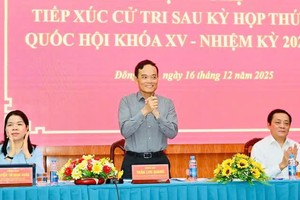 胡志明市市委书记陈留光与东和坊选民接触。 