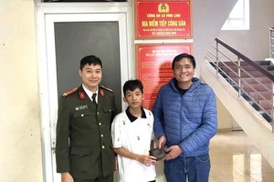 在永灵乡公安的见证下，黎明德把捡到的钱包归还给杜富南。