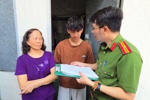 胡志明市曾仁富坊公安区域警察前往出租房区、民房宣传第282号《议定》。 